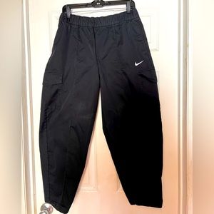Nike Sportswear Essentials Women’s High-Rise Woven Cargo Pants in Black size L